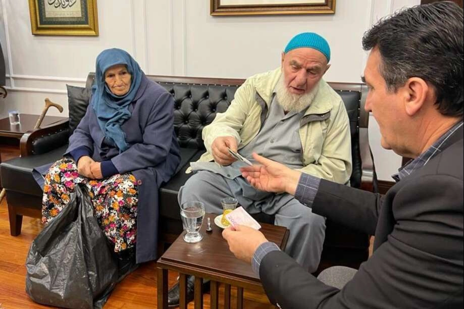 Yaşlı çiftten duygulandıran yardım