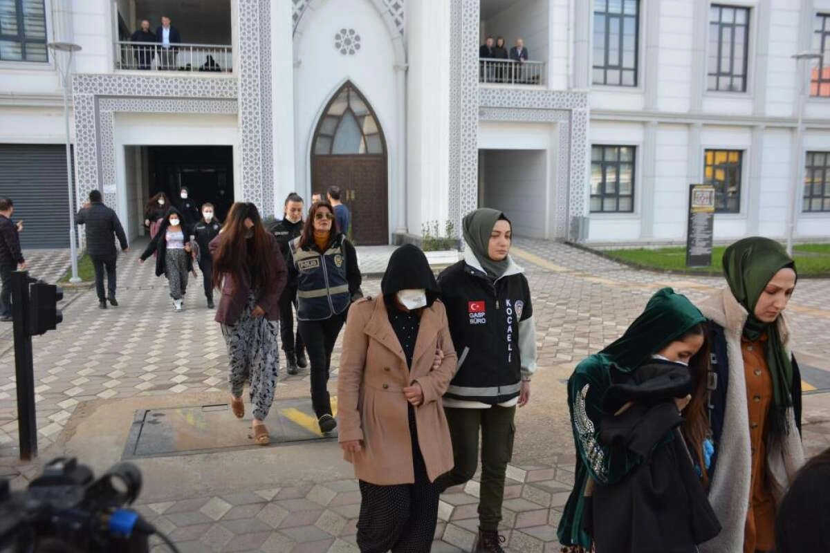 'Altın Kızlar' baltayı taşa vurdu