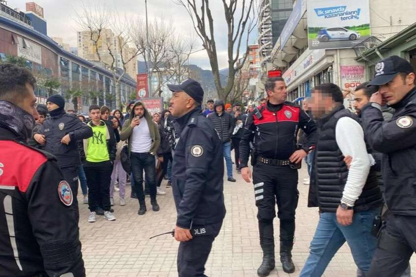 Bursa'da intihar girişimini  film izler gibi izlediler