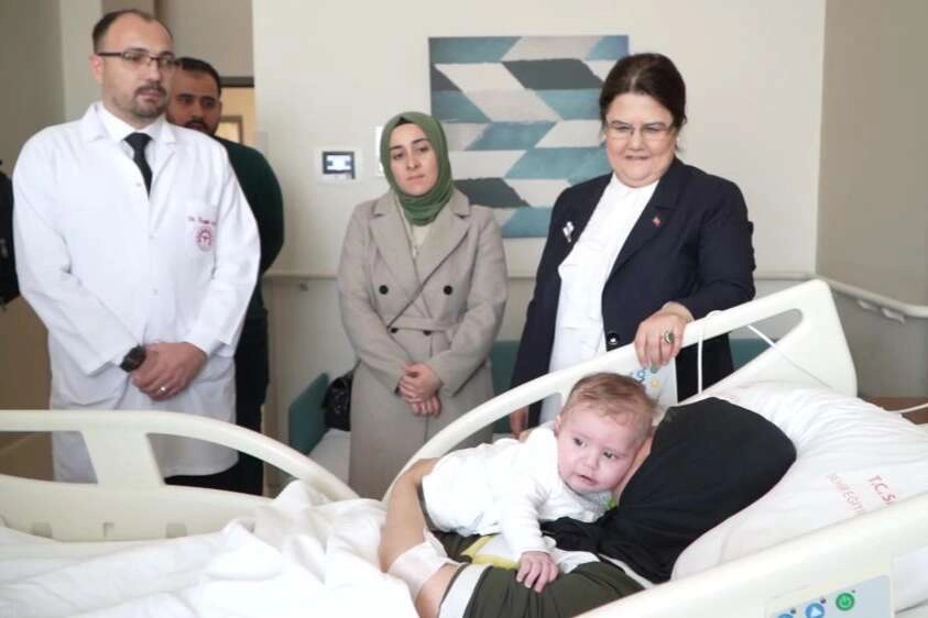 Gizem bebek annesinin kucağında