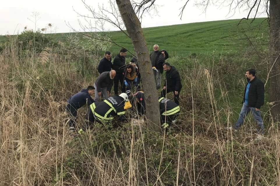 Otomobil tarlaya uçtu: 1 ölü, 1 yaralı