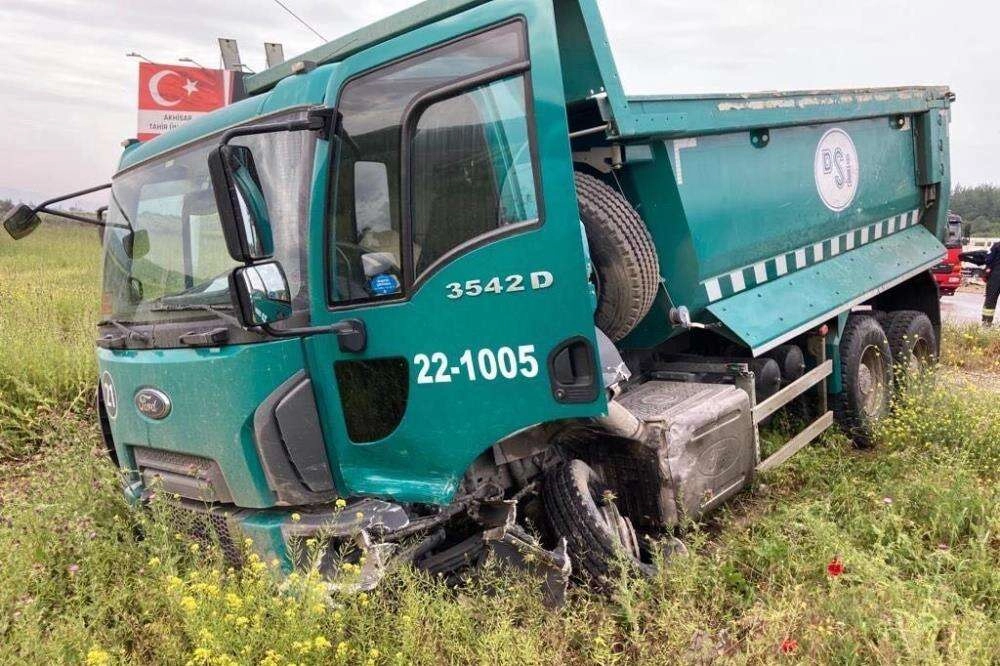 Saruhanlı'da zincirleme kaza: 12 yaralı