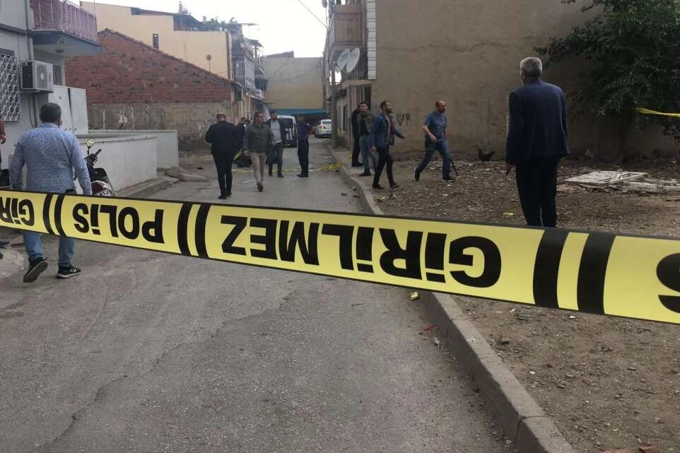 Çocukların kavgasına karıştılar: 1'i polis 8 yaralı