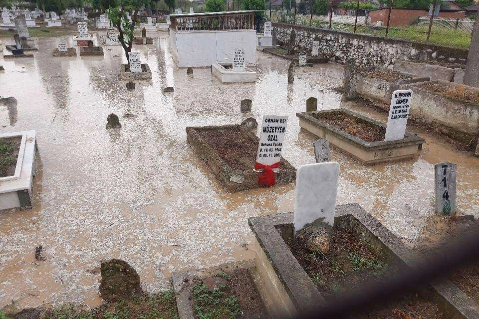 Yağış mezarlığı su içerisinde bıraktı