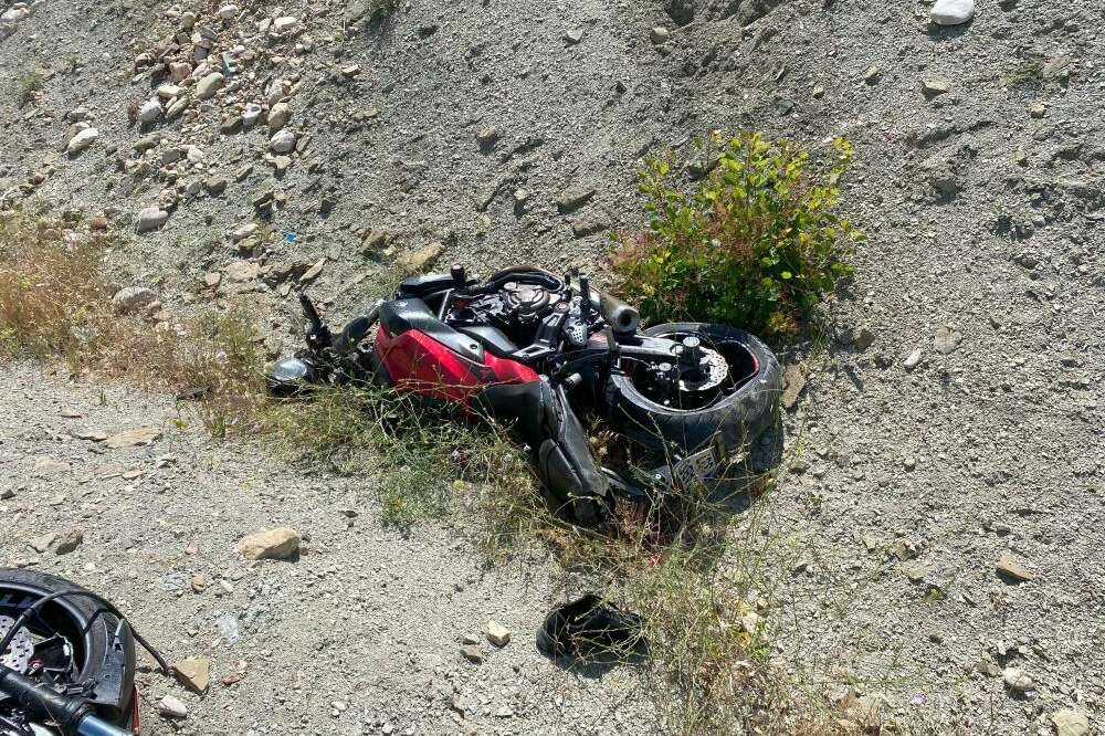 Motosiklet şarampole yuvarlandı: 1 ölü