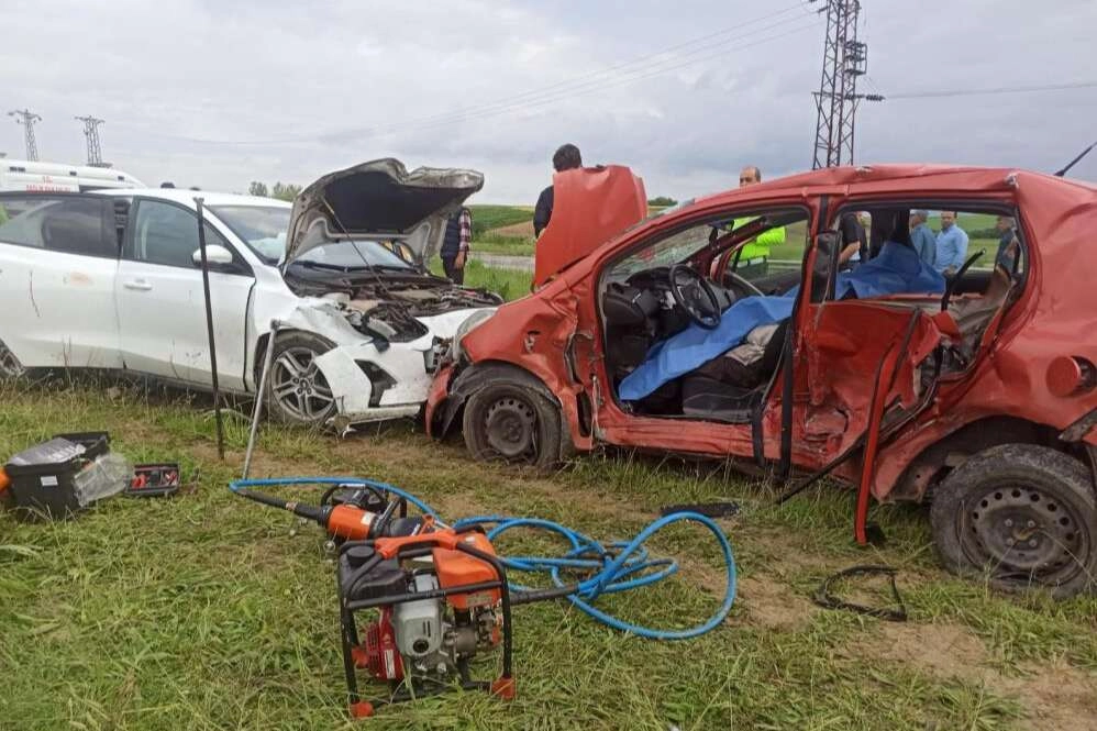 Kafa kafaya çarpıştılar: 1 ölü, 4 yaralı