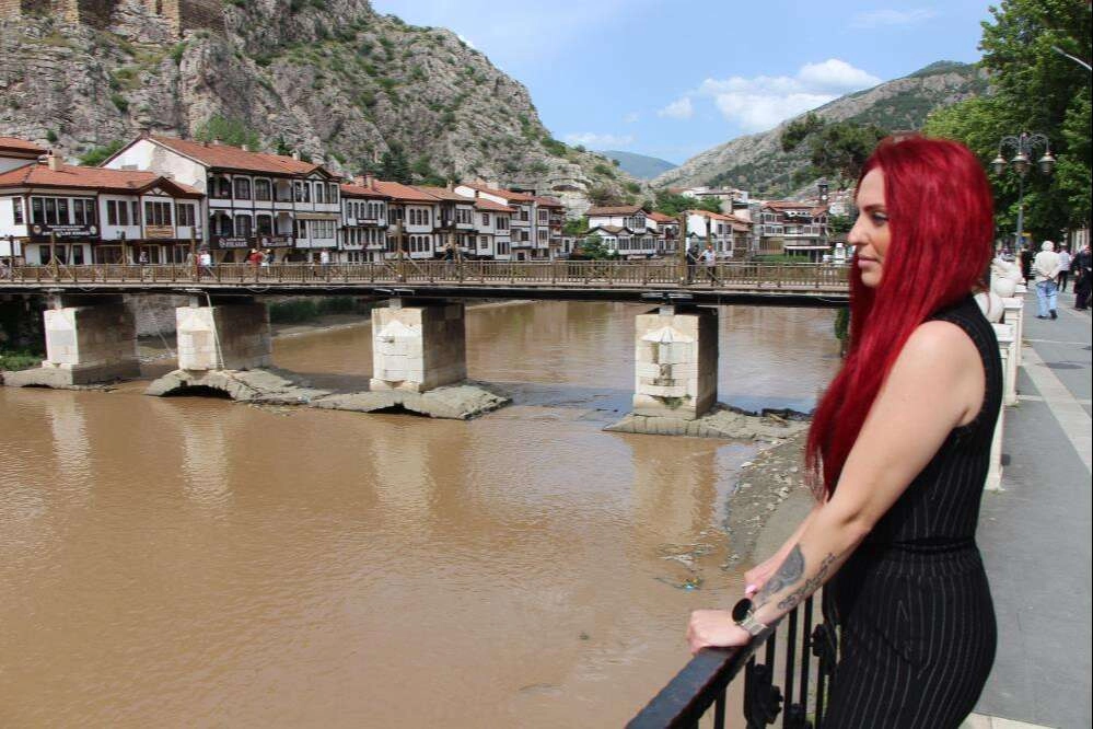 Amasya'nın ortasından geçen Yeşilırmak, kızıla büründü