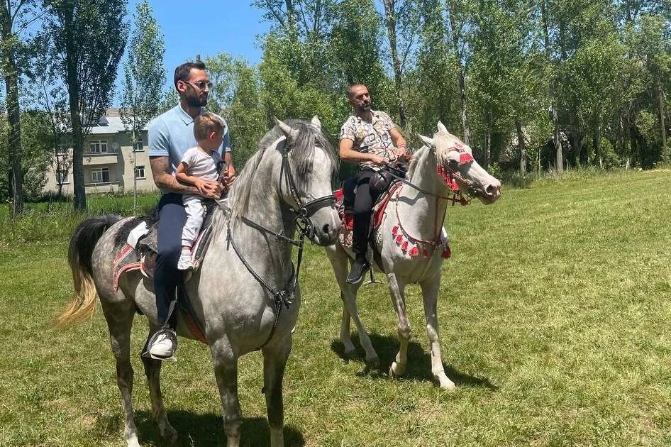 Çalhanoğlu at binip cirit oynadı
