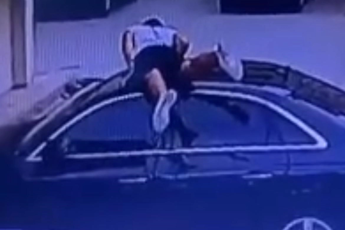 Hırsıza bak sen! Bakın araca nasıl girdi