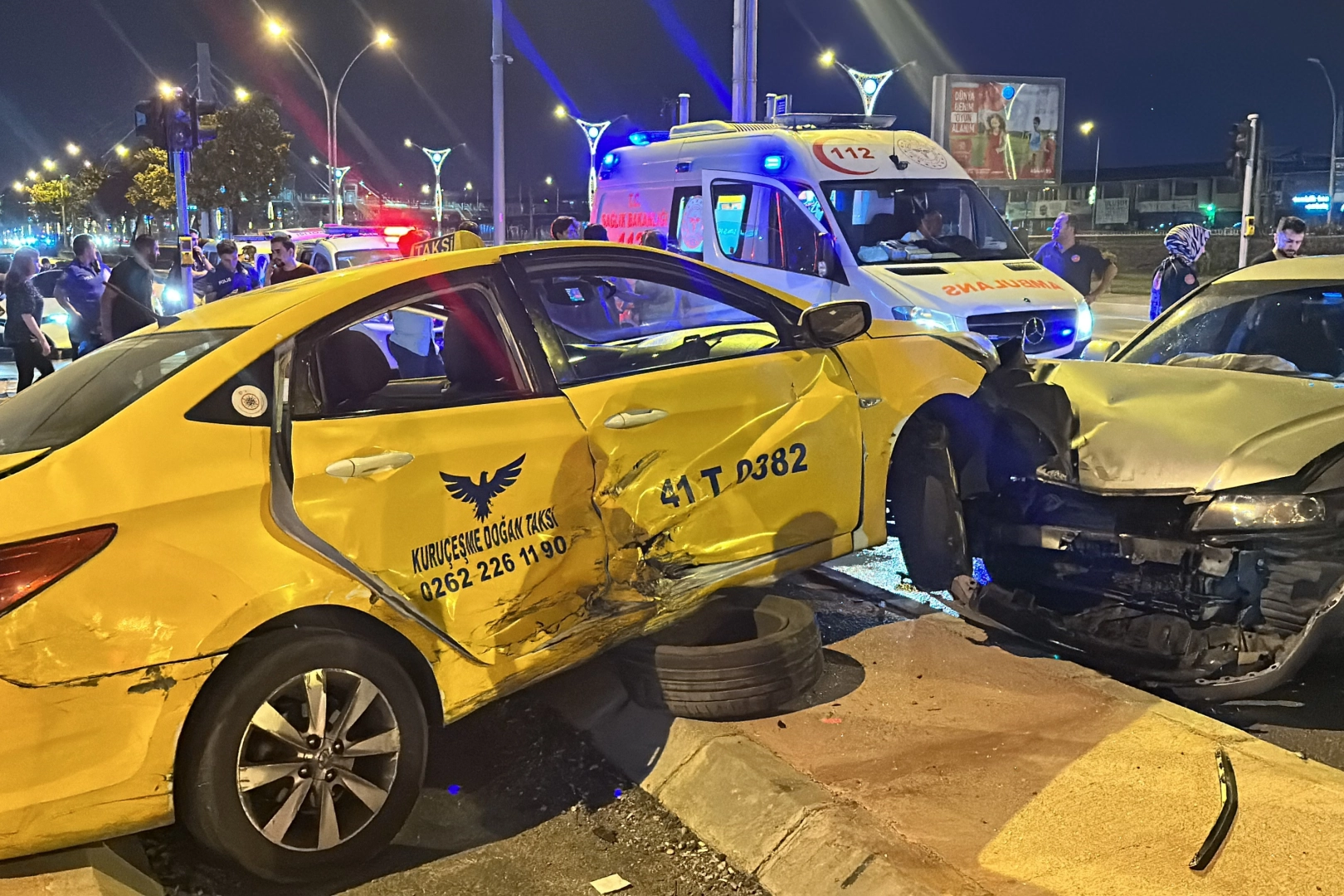 Ticari taksi ile otomobil çarpıştı