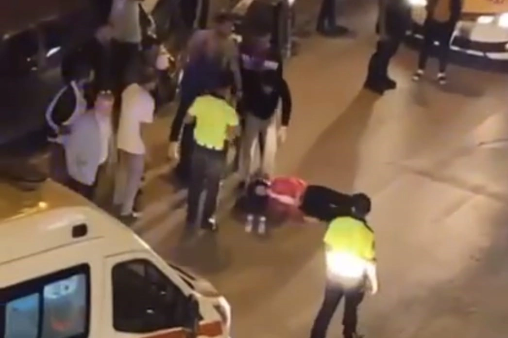 El insaf! Yaralı kadını tekmeledi