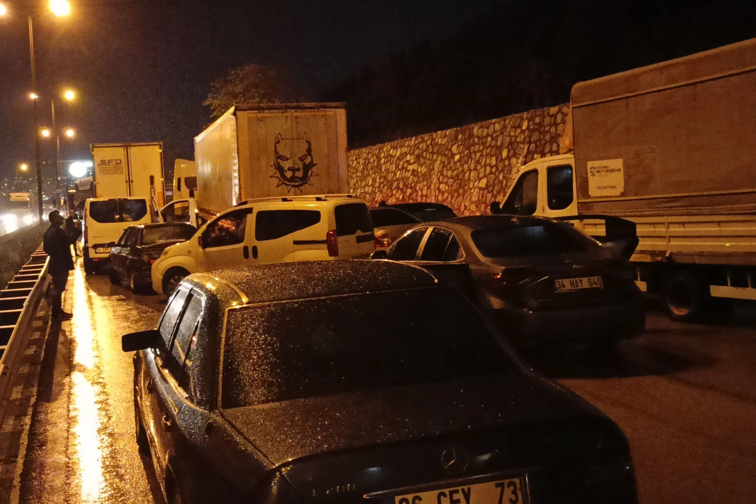 TEM’de 18 araç zincirleme kazaya karıştı