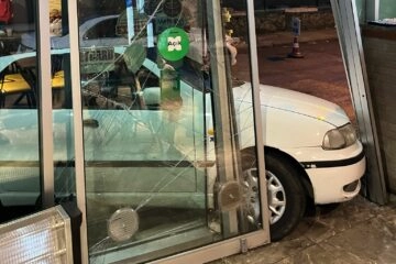 Bursa’da otomobil dükkana girdi