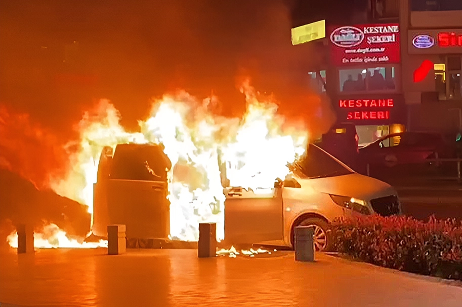 Bursa’da başkan adayının aracı alevlere teslim oldu