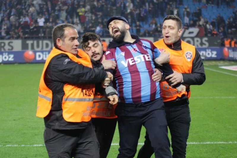 Trabzonspor-Fenerbahçe maçı dünya basınında! Rezalet sınırları aştı…