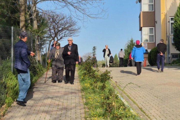 Bursa'da vatandaşlar oylarını kullanıyor