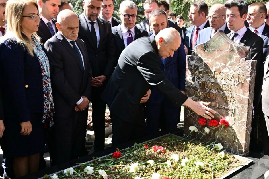 Bahçeli, Alparslan Türkeş’in kabrini ziyaret etti