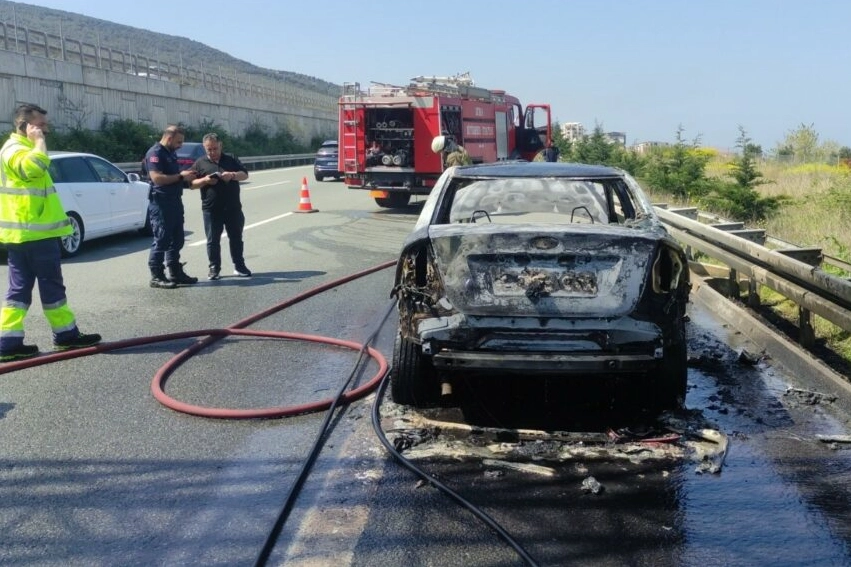 Bursa’da panik anları! Otomobil küle döndü
