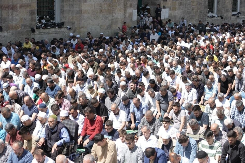 Bursa’da cuma yoğunluğu… Tarihi camiler doldu taştı