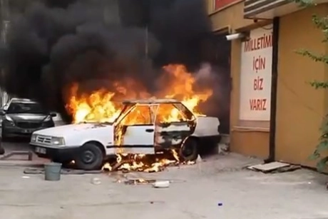 Bursa’da otomobiller alev topuna döndü
