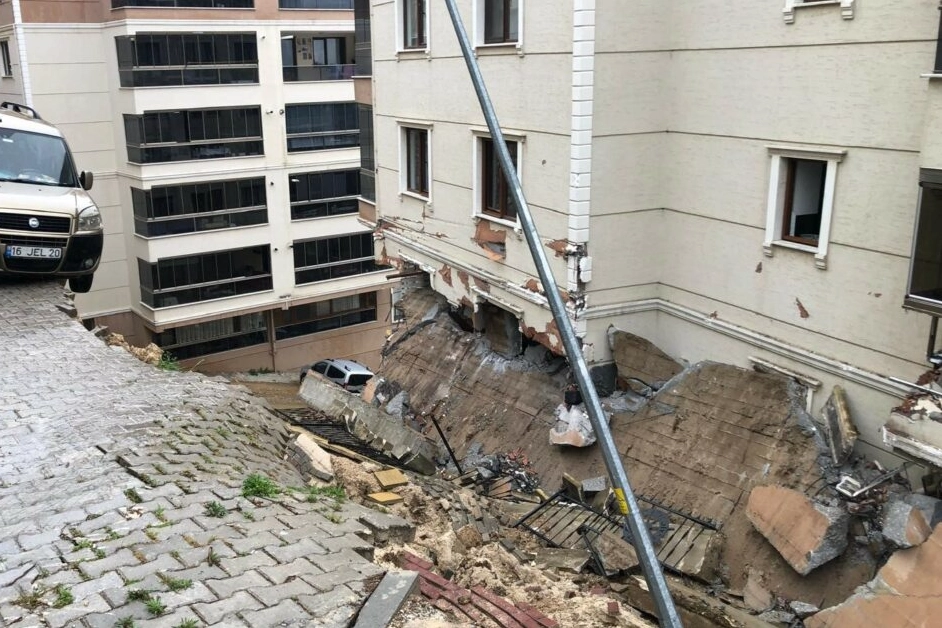 Bursa’da istinat duvarı çöktü