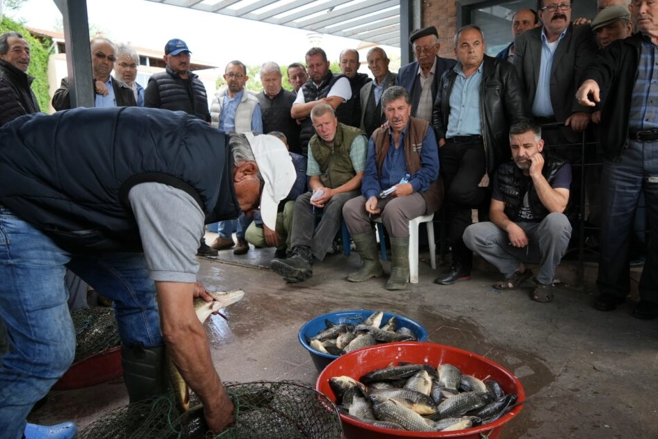 Tarihi Gölyazı’da 100 yıllık balık mezadı