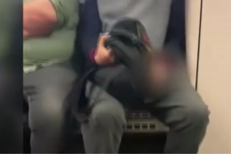 Metroda bir sapık daha! Genç kıza bakarak...