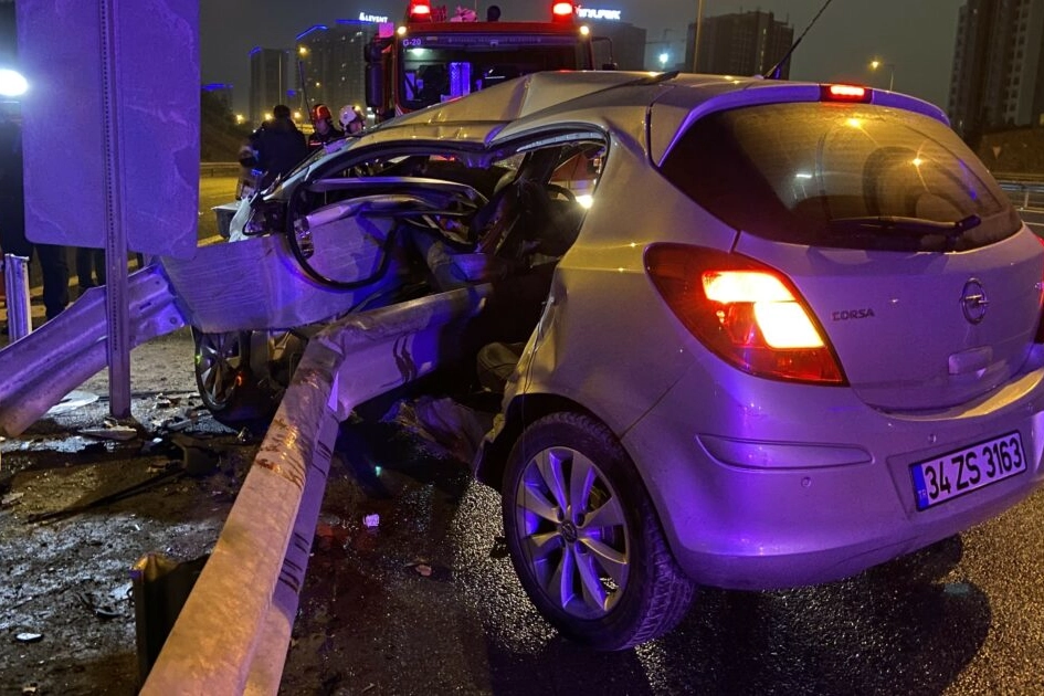 Otomobil bariyerlere ok gibi saplandı