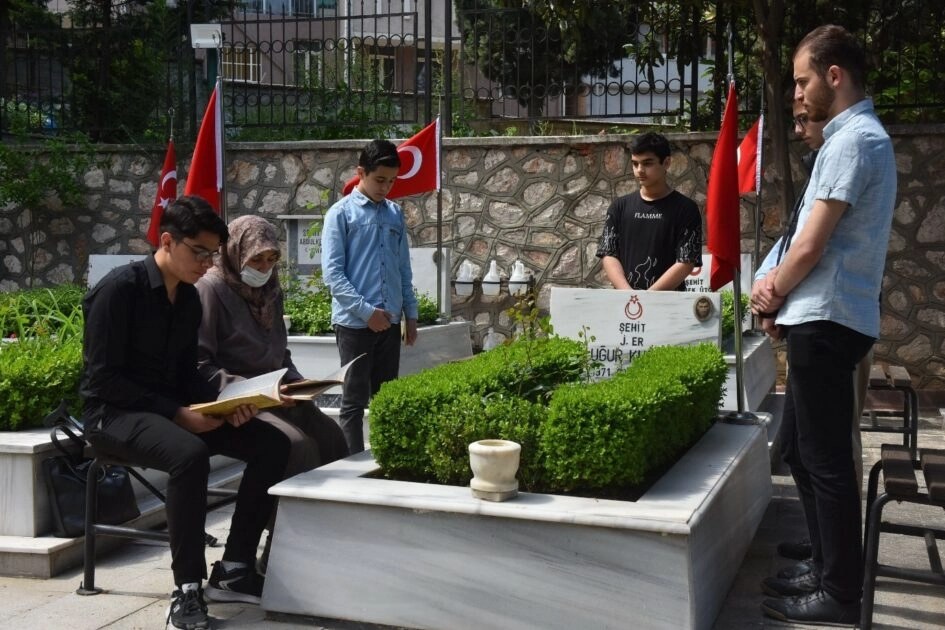 Bursa’da gençlerden şehitlere vefa