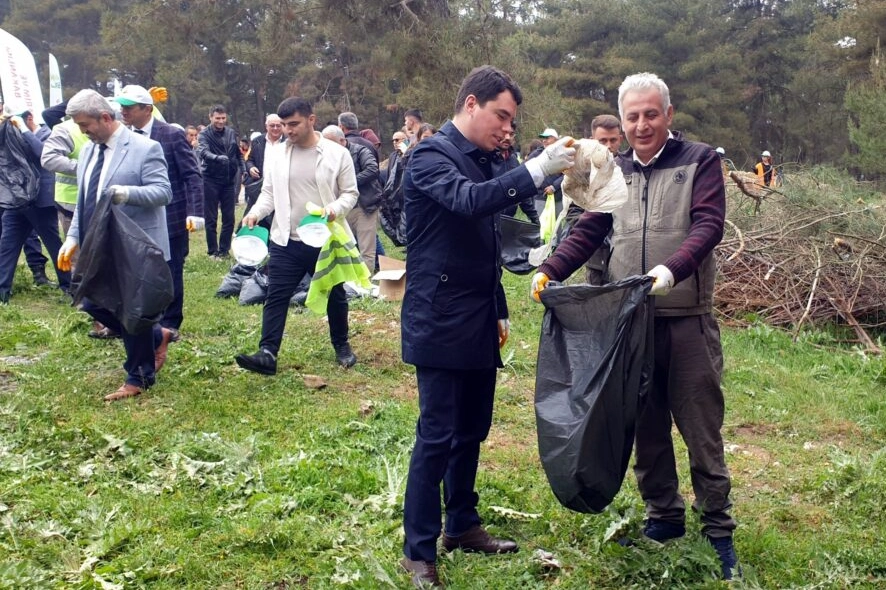 Orhaneli ormanlarında çöpler toplandı