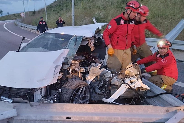 Bursa’da refüje çarpan araç hurdaya döndü