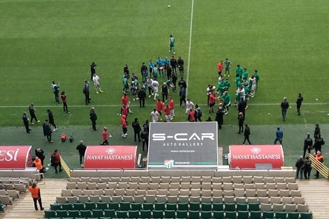 Bursaspor maçında neler oluyor? Sahadan çekildiler...