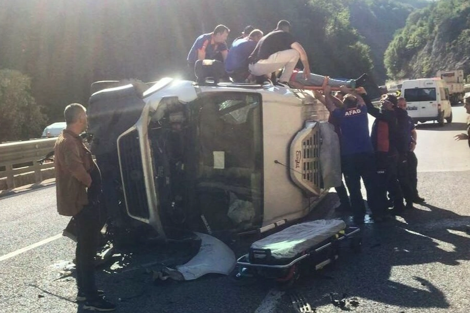 Bursa’da feci kaza! Minibüste sıkışan sürücü AFAD yardımıyla çıkarıldı