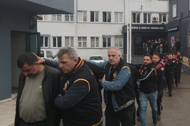 Bursa’da tefeci çetesi çökertildi! Konsomatris kadın detayı…