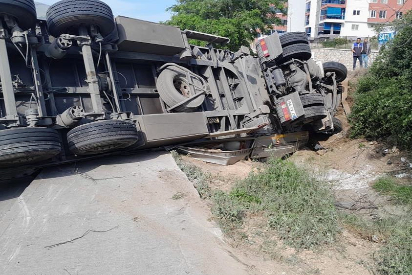 Bursa’da takla atan TIR, trafiği kapattı