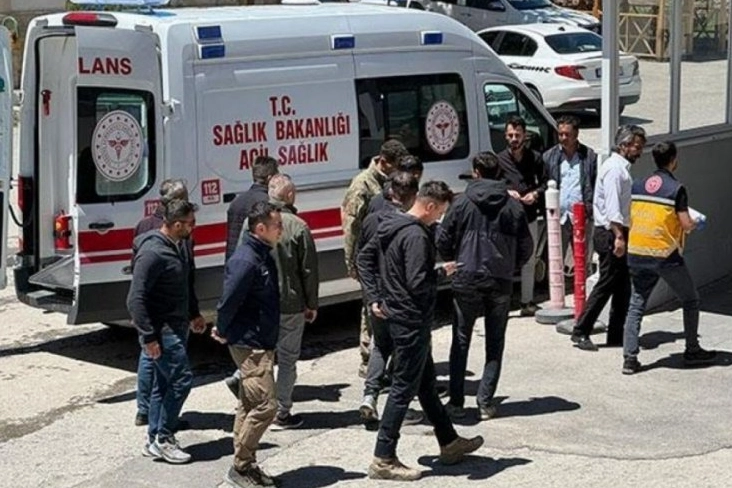 Askeri araç devrildi: 11 asker yaralı