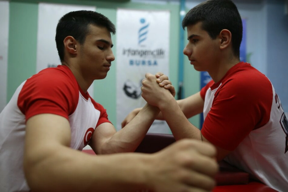 Bursalı ikizlerin bilekleri bükülmüyor