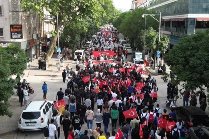 İnegöllü gençler 19 Mayıs coşkusunu sokaklara taşıdı