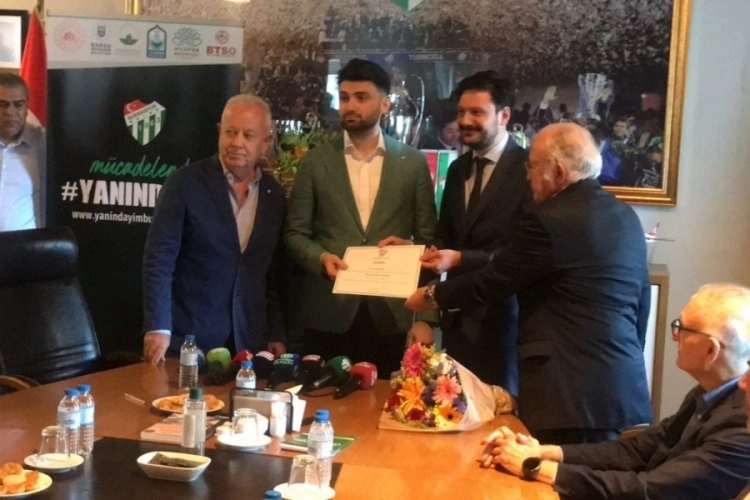 Enes Çelik mazbatasını aldı: Yaşasın Bursaspor!