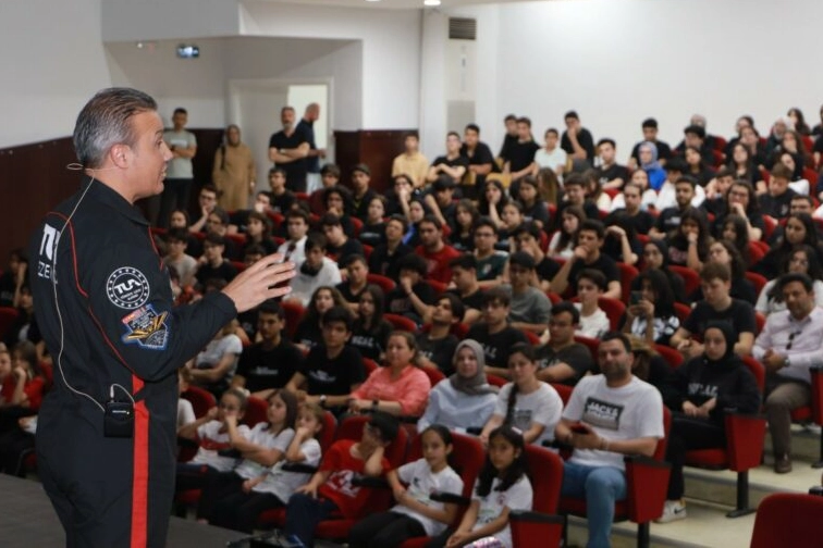 Gezeravcı, Bursa’da öğrencilerle buluştu