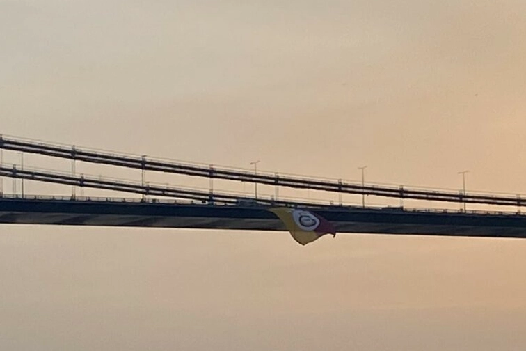 Galatasaray’ın bayrağı İstanbul Boğazı’nda dalgalandı