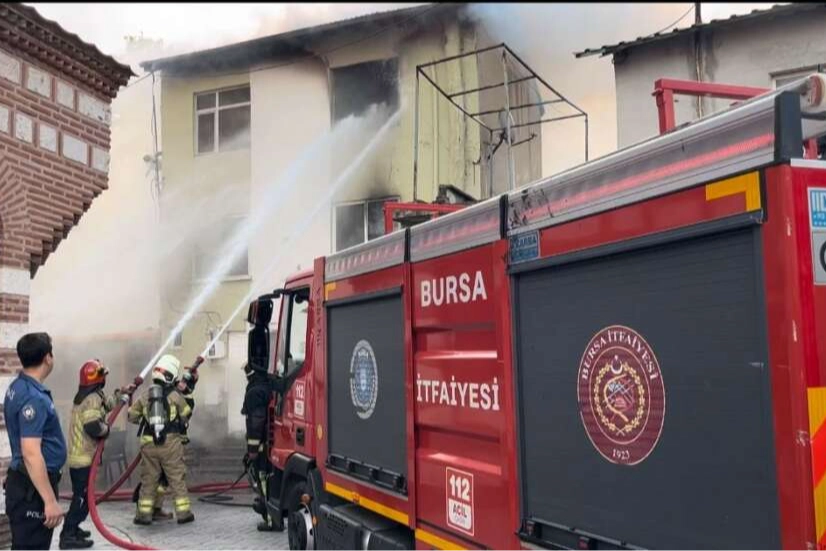 Bursa’da yangın paniği… Üç katlı bina alevlere teslim oldu