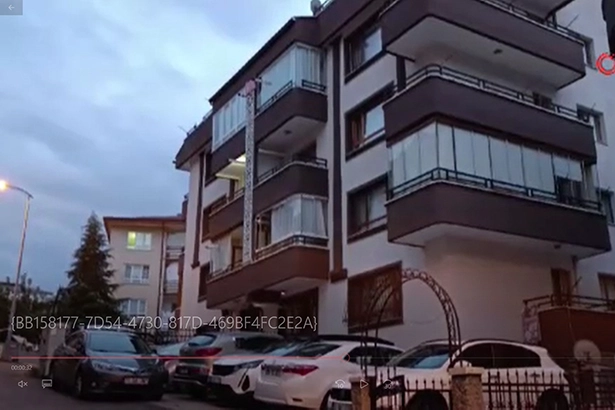 Cinnet getiren kız, annesini bıçakladı