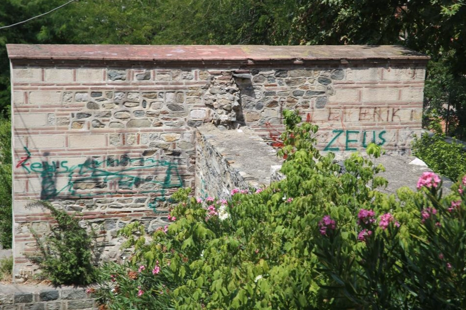 Yetkililere duyurulur; Bursa’da tarihe saygısızlık!