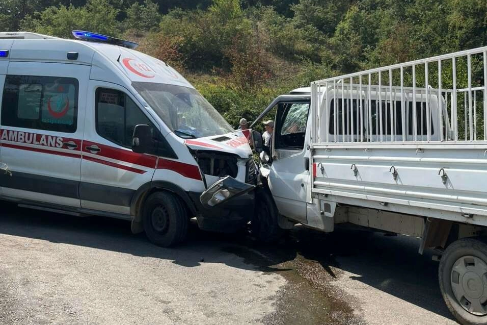 Bursa’da katliam gibi kaza: 2 ambulans kamyonet ile çarpıştı