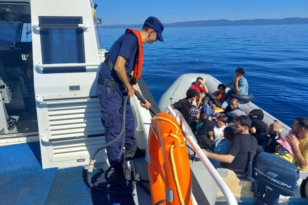 Ayvalık açıklarında 18 düzensiz göçmen kurtarıldı