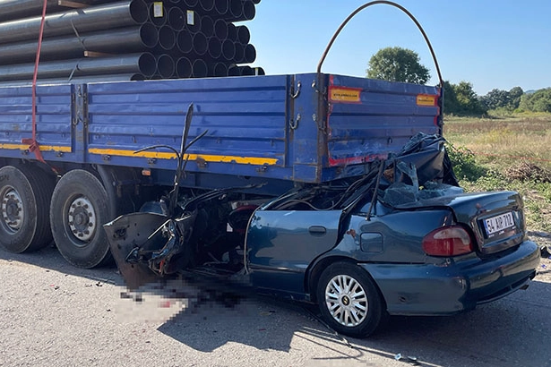 Tıra ok gibi saplandı! 21 yaşındaki genç sürücü hayatını kaybetti