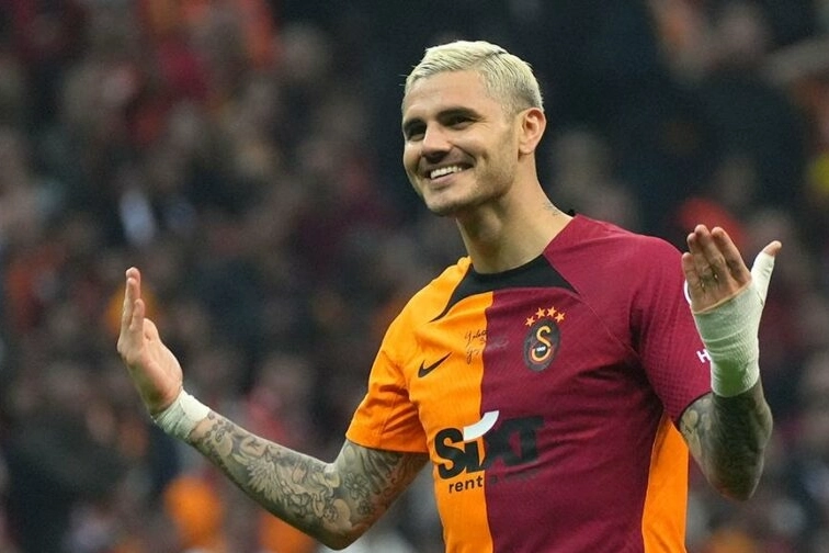 Icardi 1 ay sahalarda yok