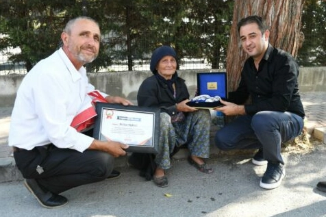 Çevreyi kirletenler, bakın bakın utanın! 82 yaşında herkese örnek oldu