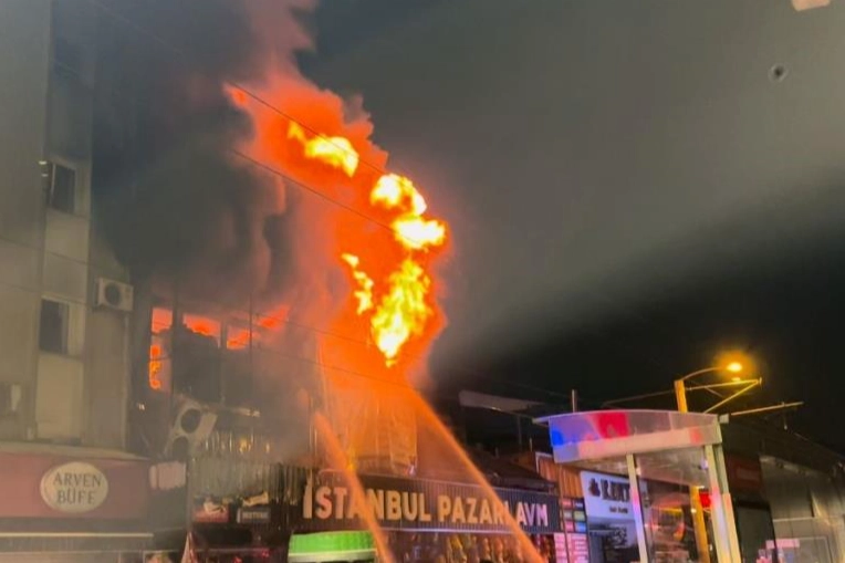 Bursa’da korkutan yangın: Havai fişekler tek tek patladı!